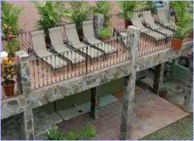 Area para tomar el sol en el hotel Arenal Bromelias