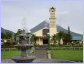 Detrás de la iglesia puede observar el volcán Arenal
