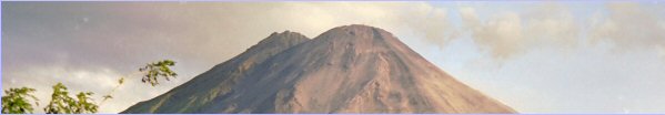 Vista del pico del majestuoso Volcán Arenal en Costa Rica
