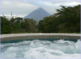 Vista al volcán Arenal desde las aguas turbulentas en Arenal Lodge